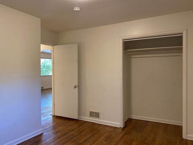 Building Photo - STUDENTS WELCOME! 3 Bedroom/ 1 Bathroom Home One Block from CSU