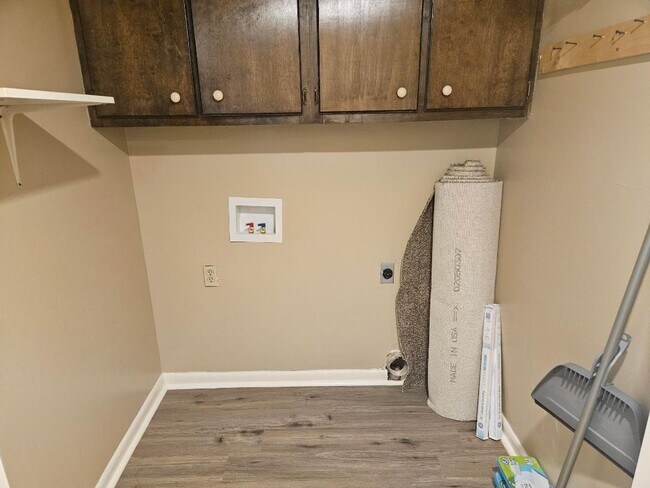 Building Photo - 2711 Greenbriar Dr