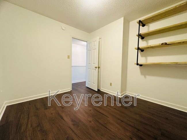 Building Photo - 132 Durwood Rd