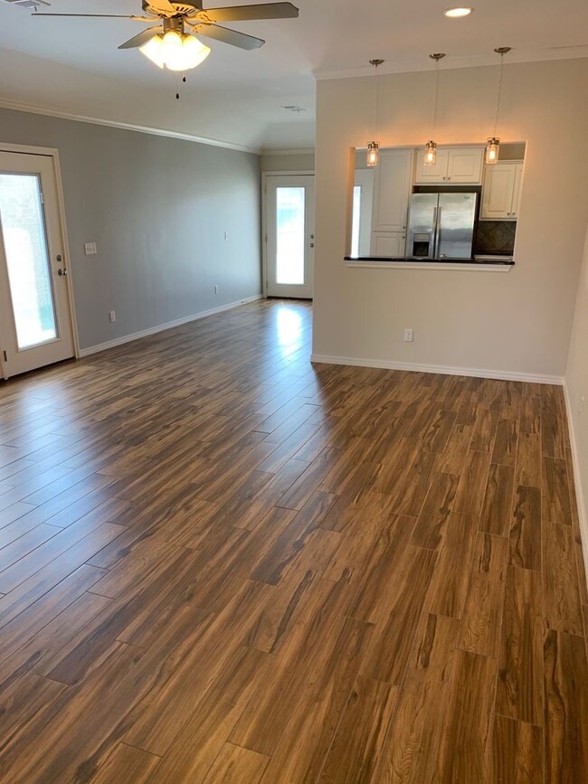 Building Photo - VERY NICE! 2/2/2