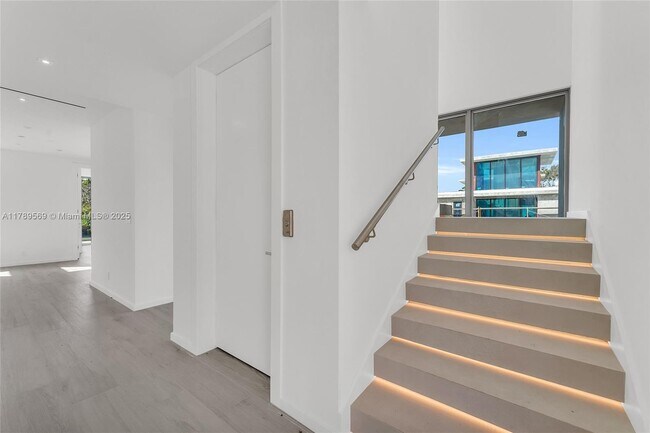 Building Photo - 2110 S Miami Ave