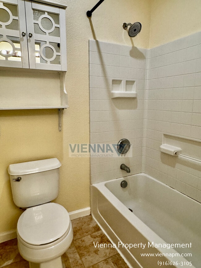 Building Photo - 829 Courtyards Loop