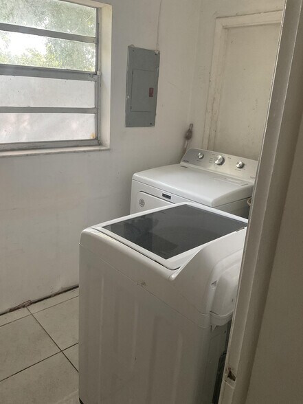 Building Photo - 2900 NW 10th Ct