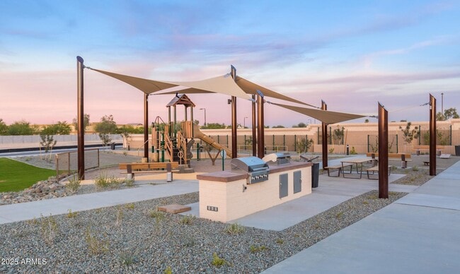 Building Photo - 2510 E Fawn Dr