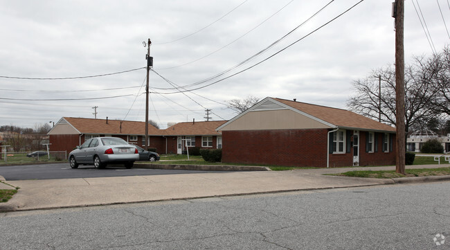 Primary Photo - Cumberland Courts Apartments