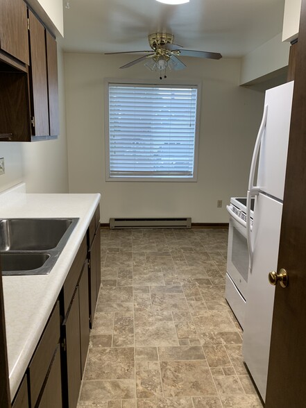 Kitchen/dining area - 600 Washington St