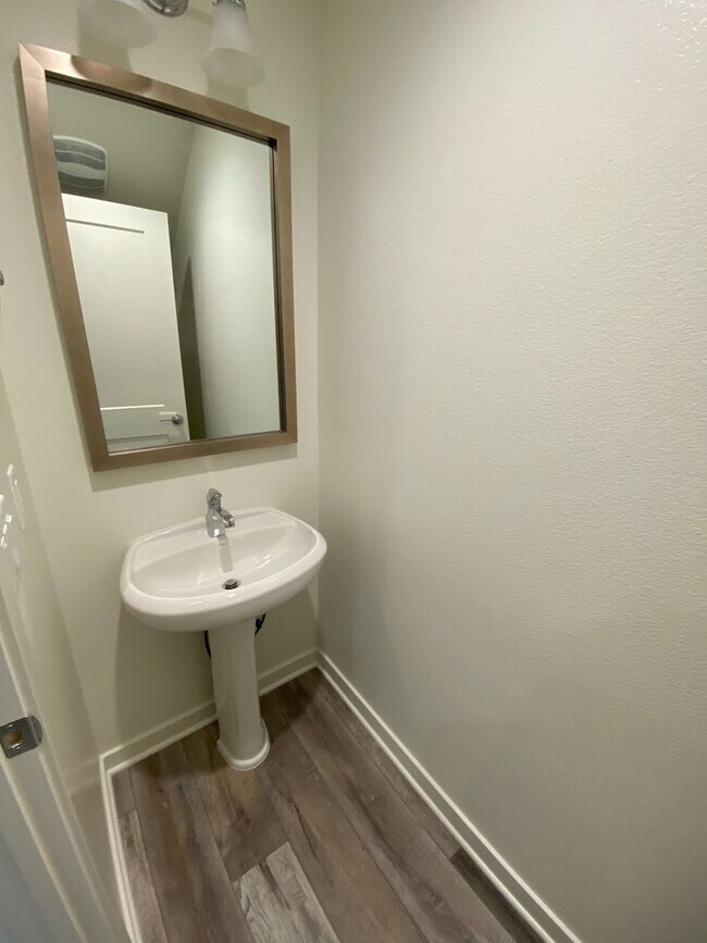 Building Photo - Beautiful 3 bed, 3 bath home in new community!