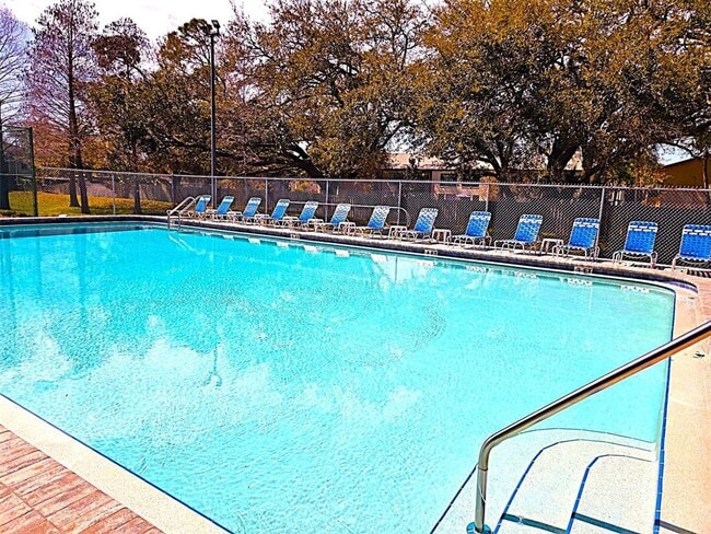 Building Photo - 2547 Estancia Blvd