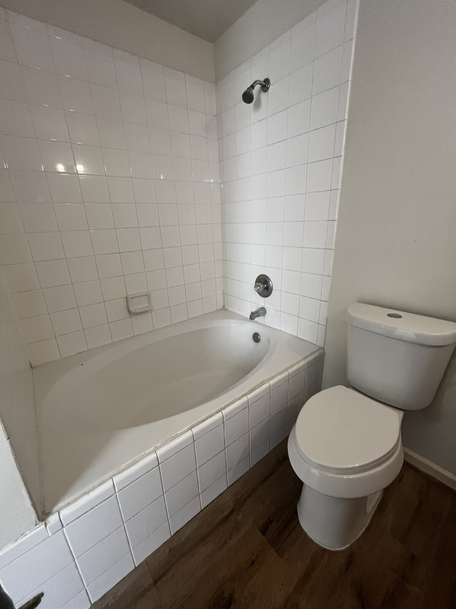 tub - 11807 Chetman Dr