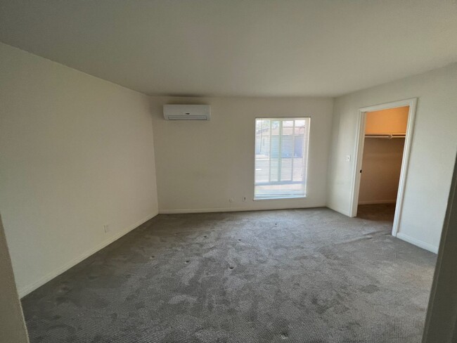Building Photo - Beautifully Remolded 3 Bed 2.5 Bath Townhome!