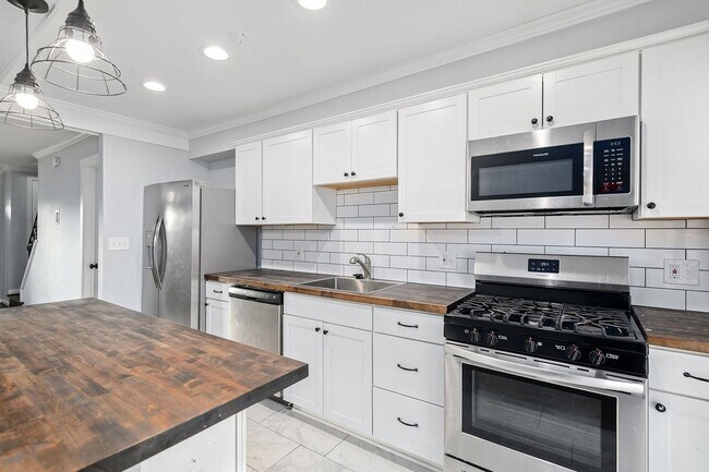 Building Photo - 885 Jaydee Ave