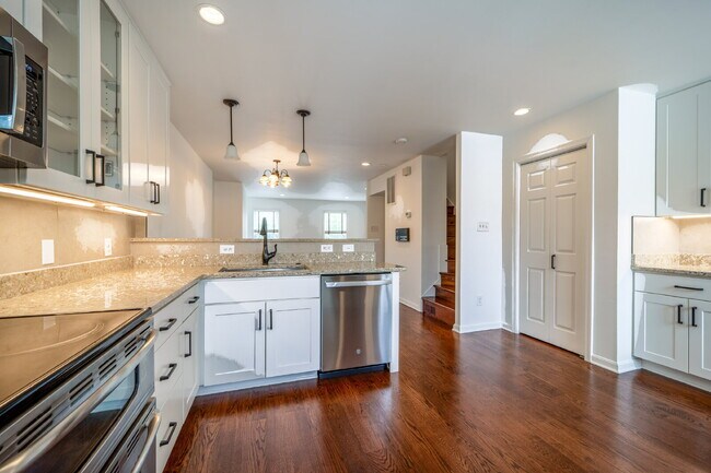 Building Photo - Sophisticated Townhome Steps from East Fal...