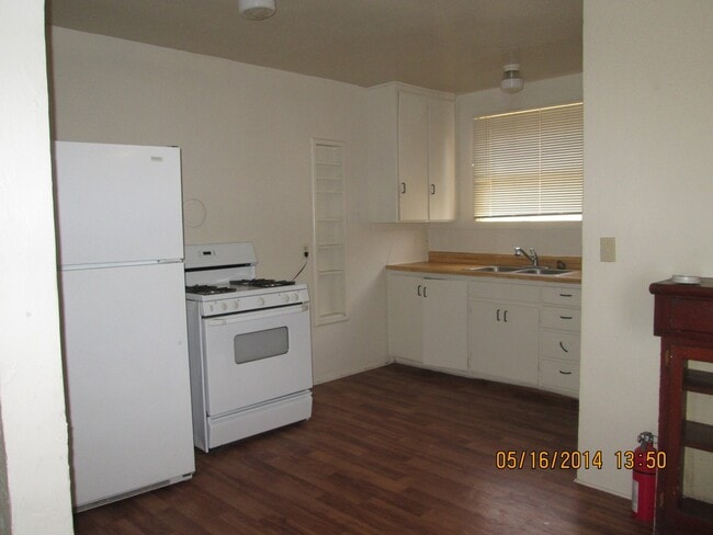 Building Photo - Escalon cute 2 bedroom duplex w/garage