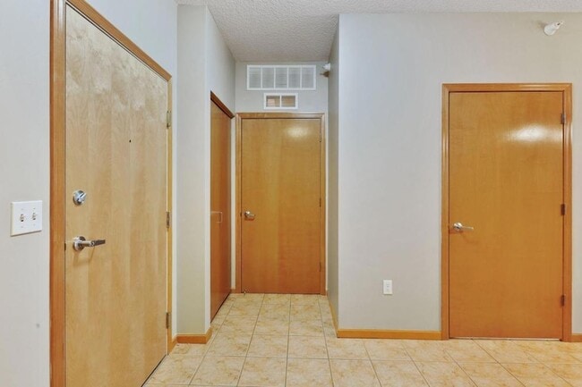 Building Photo - 2565 Franklin Ave