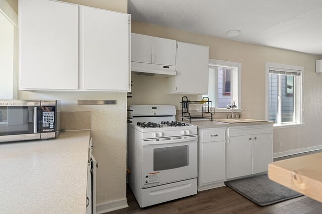 Building Photo - Updated Bremerton Home with Modern Touches