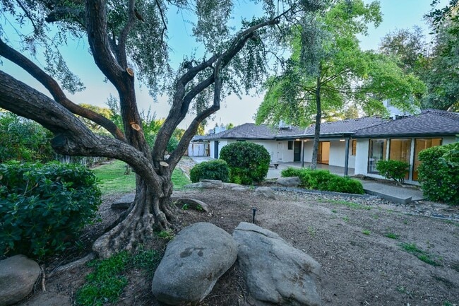 Building Photo - 8418 N Del Mar Ave