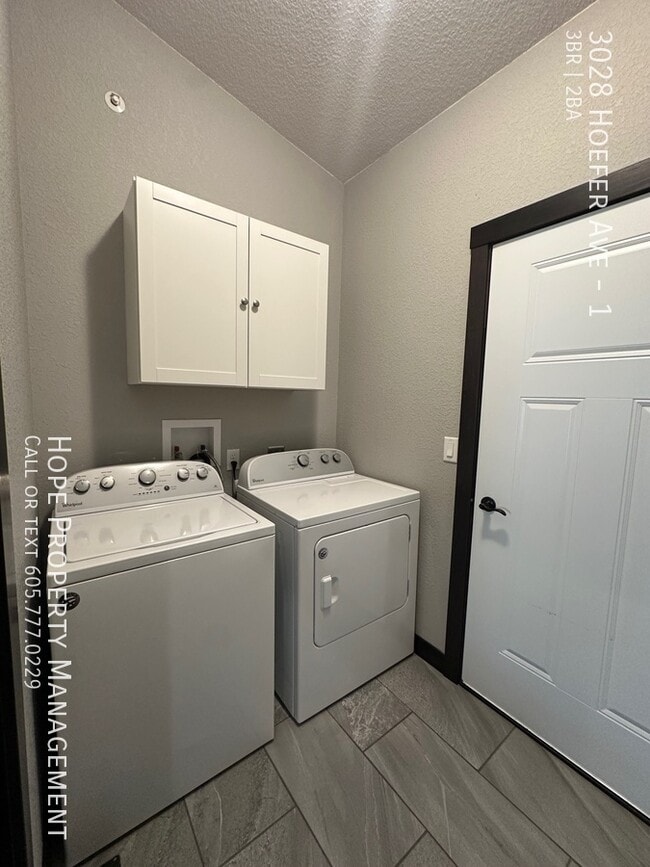 Building Photo - 3028 Hoefer Ave