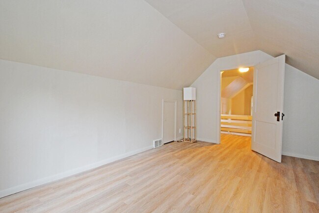 Building Photo - Beautiful 3-Bedroom 1.5-Bathroom Available...