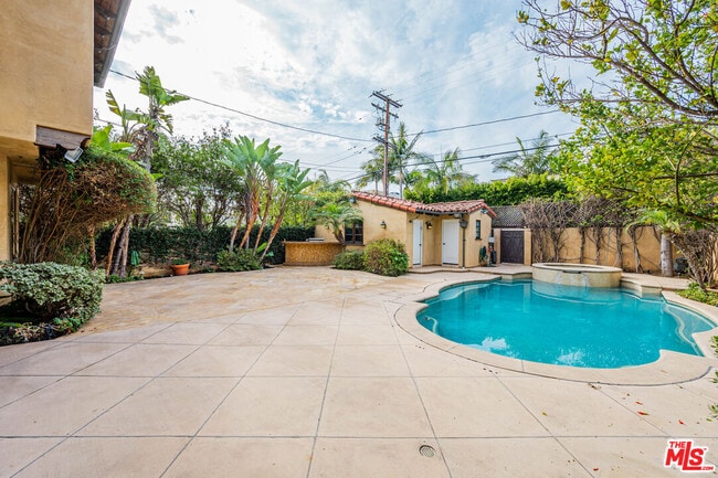 Building Photo - 305 N Palm Dr