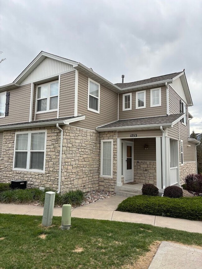 Building Photo - Beautiful Remodeled 3 Bedroom End Unit Townhouse