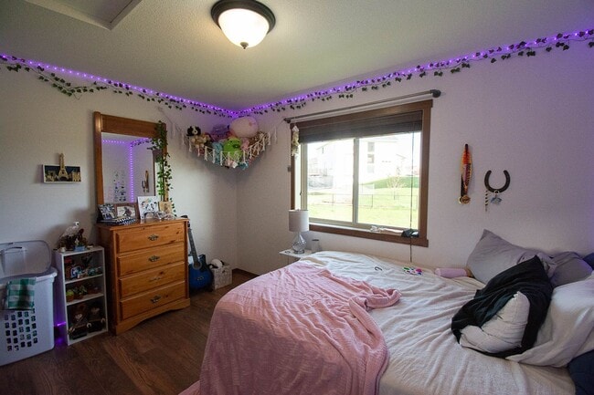 Building Photo - Spacious NW Home with Fenced Yard & Deck