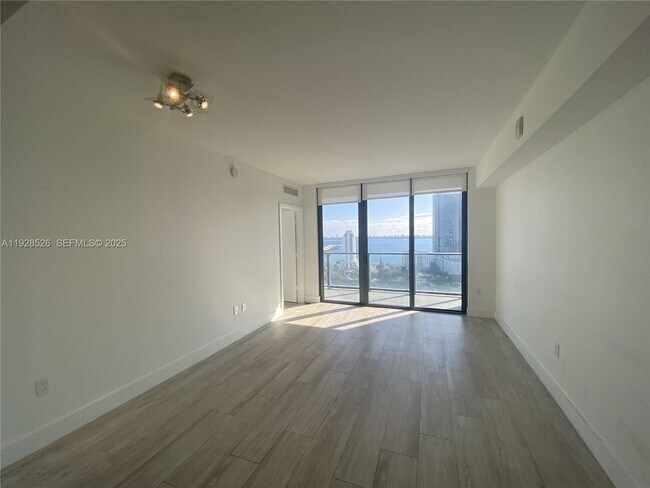 Building Photo - 121 NE 34th St