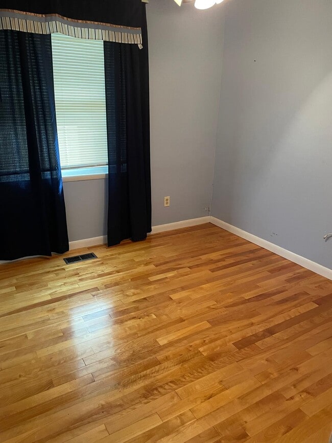 Building Photo - 518 Rita Dr