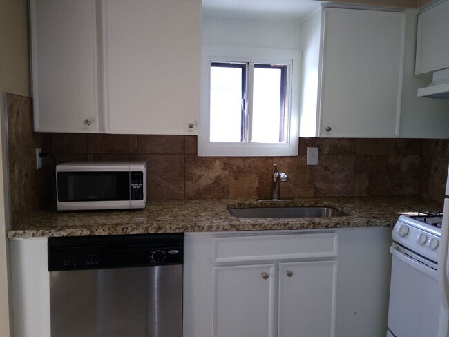 Building Photo - Highlands 1 Bedroom 1 Bath w/ Yard and Laundry!