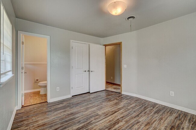 Building Photo - Nice 4 Bed 1.5 Baths Located near Tinker Diagonal