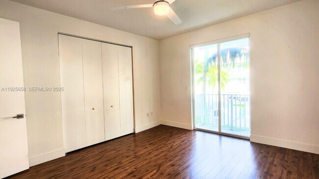 Building Photo - 460 NE 35th Ct