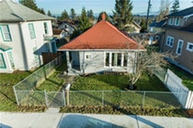 Building Photo - 2 bed/1 ba Craftsmen In Tacoma