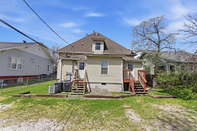 Building Photo - 306 E Burwell Ave