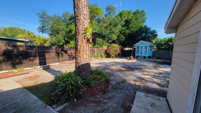 Building Photo - 617 59th Ave Dr W