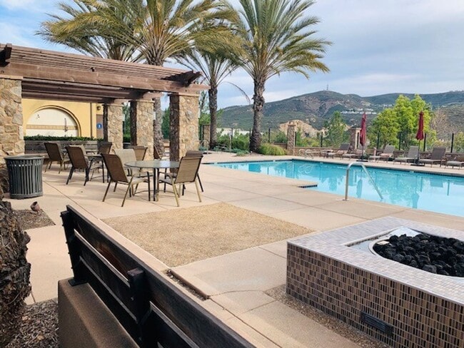Building Photo - Beautiful & Spacious 3/3 In the Solaire Co...