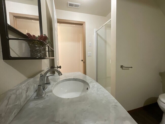 Building Photo - Beautiful 2 Story, Updated Home on Large L...