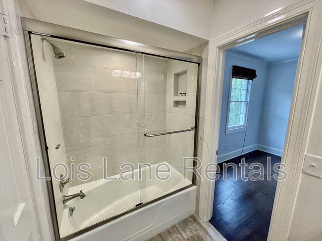 Building Photo - 3 1/2 Saint Michaels Alley