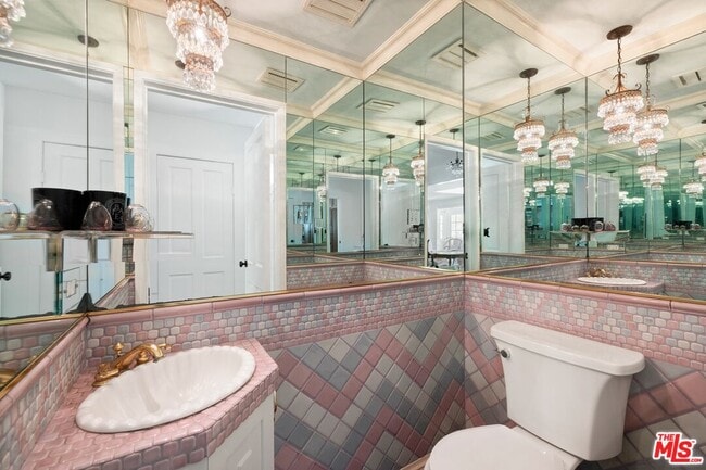 Building Photo - 1456 Roscomare Rd