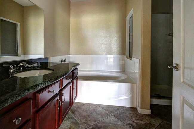 Building Photo - Beautiful 3 bedroom Condo