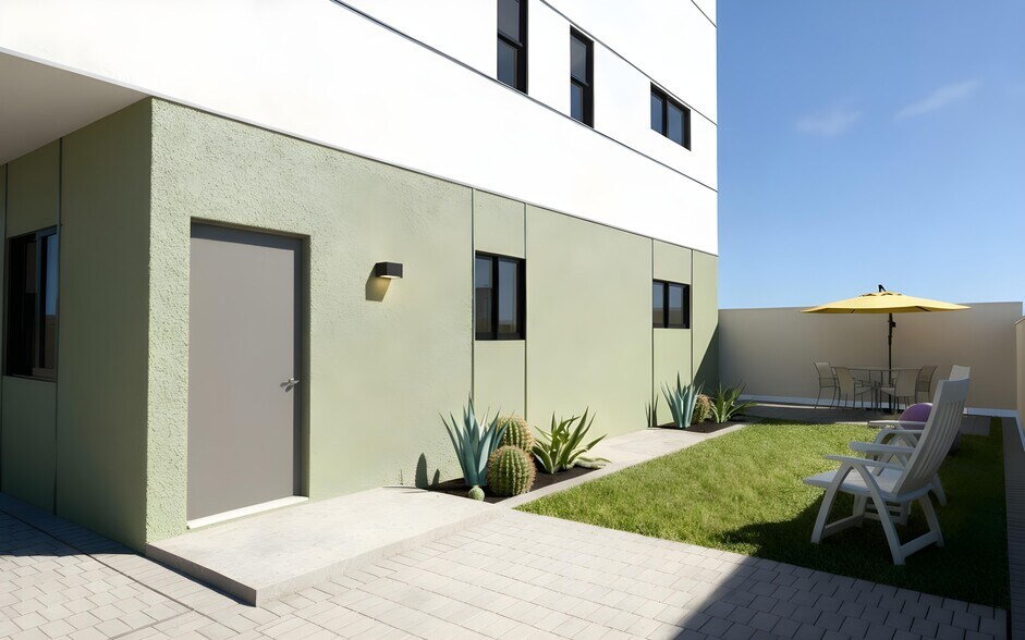 Building Photo - 1363 W 35th Pl