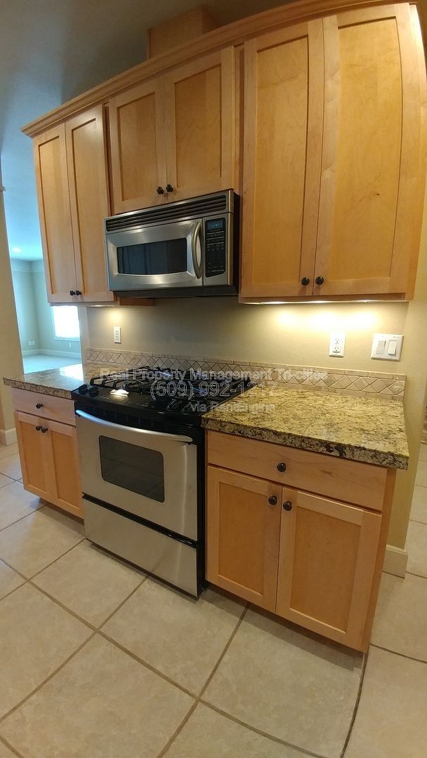 Building Photo - 459 Columbia Point Dr