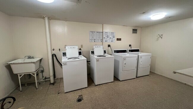 Building Photo - 1301 NE Miami Gardens Dr