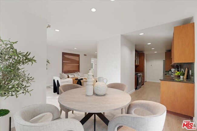 Building Photo - 429 N Oakhurst Dr