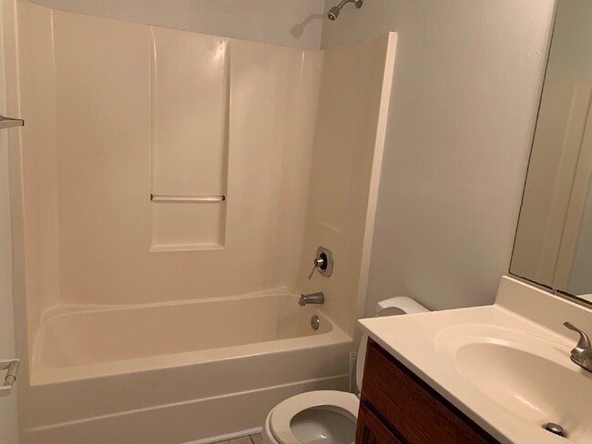 Building Photo - Very nice 2 bedroom and 1 bath apartment located in downtown Concord!