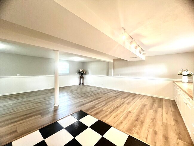 Building Photo - 25W135 Essex Ave