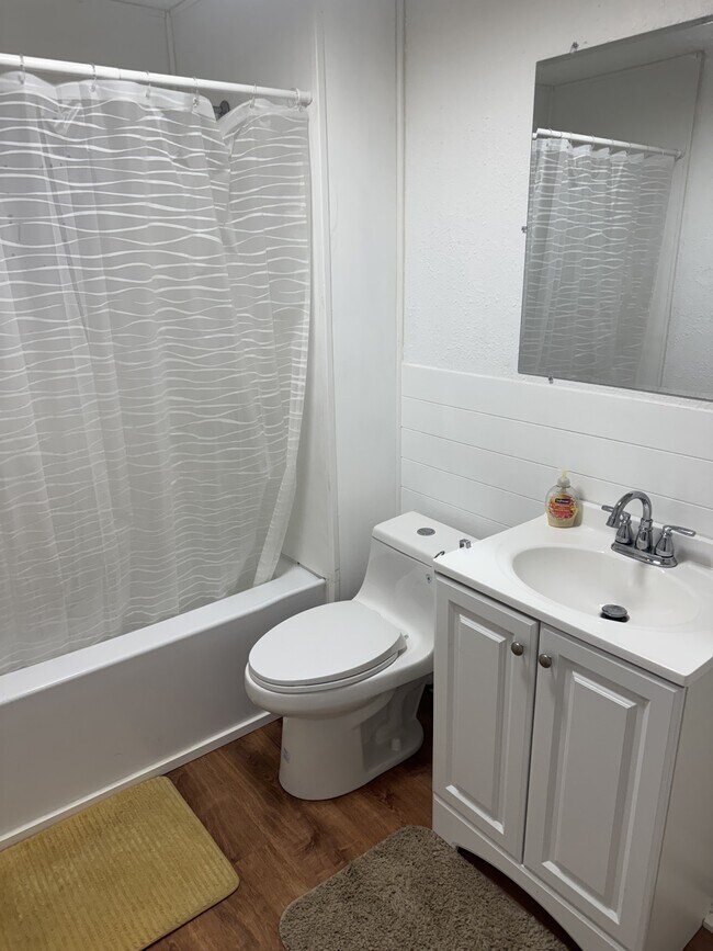 Building Photo - 1015 Pine Ave