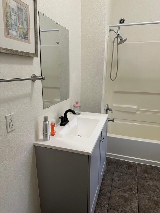 Building Photo - 114 17th St