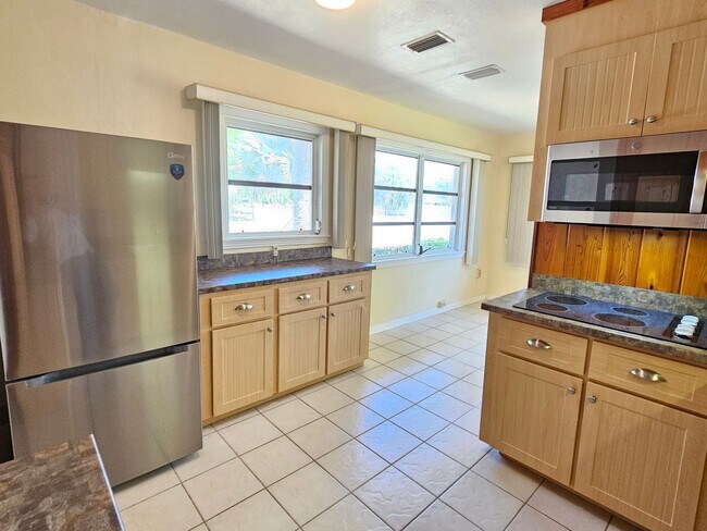 Building Photo - Venice Island – North of Venice Ave - Annual Single Family Home– Minutes from Venice Beach, Mains...