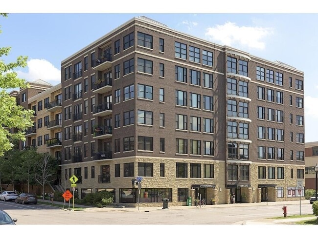 Building Photo - 401 N 2nd St