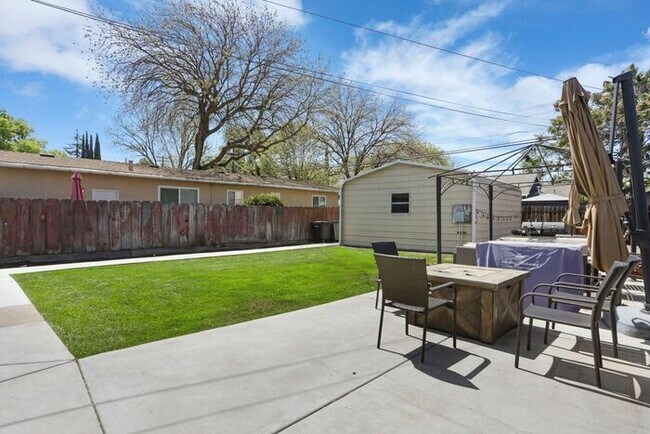 Building Photo - Adorable 2 Bedroom 1 Bath Cozy Modesto Home