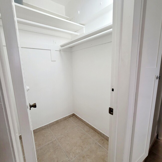 Building Photo - 1333 E Hallandale Beach Blvd